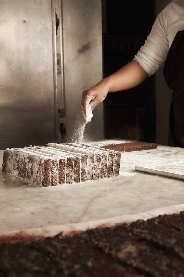 Comment mettre en place une couverture de piscine motorisée et quels en sont les bénéfices quotidiens ?