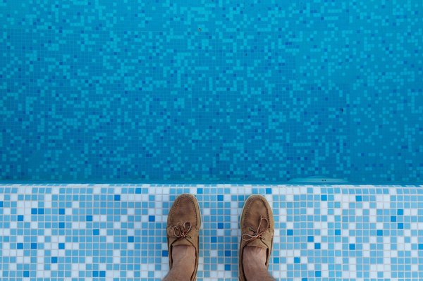 Quels sont les avantages d'une piscine à débordement avec un bassin de récupération caché ?
