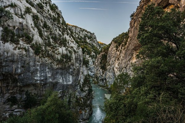 Quelles sont les étapes pour réaliser un sentier de jardin en dalles naturelles?