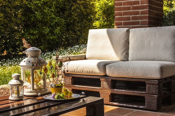 Table basse en palette : chic pour votre jardin extérieur